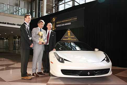 Ferrari - Trofeo «World Performance Car 2011» per la supercar Ferrari 458 Italia width=